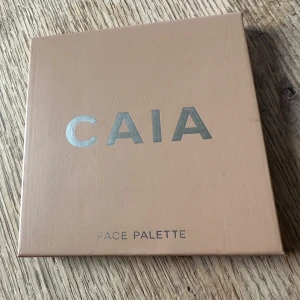 Helt Ny Caia palett  - Helt ny Caia palett , endast öppnad för att kolla färgerna ,, Aldrig testad .  Ordinarie pris 445,,, 230  Finns i Åmål kan skickas  