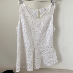 Söt topp🤩🤩 - Söt topp med volanger!!!!!!!! Mycket bra skick🤩🤩🤩storlek 40 men passar mindre!