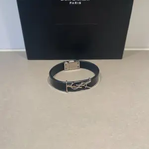 ‼️VI TAR EJ BYTEN‼️ Saint Laurent (YSL) armband | Skick: 9,5/10 | Storlek ONE SIZE |  Påse, box & kort ingår | Fraktar inom 24H efter köp, på köparens bekostnad 📦 | Hör av dig vid minsta fråga eller fundering 💭