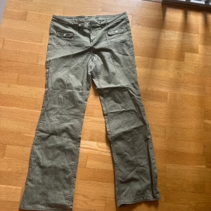 Gröna cargopants - Jag säljer nu dessa jättetrendiga, populära och slutsålda jeansen från Hm i grönt! Sparsamt använda och i bra skick. 