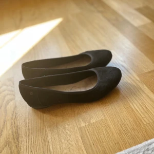 Ballerina skor - Svarta ballerina skor från din sko. Köpta för många år sedan men endast använda en gång. Nypris 550. Stl 39