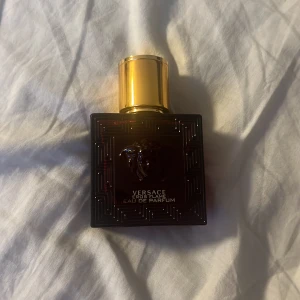 Versace Eros flame 30ml - Nästintill helt full Versace Eros flame 30ml, väldigt fräsch every day fragrance, använd 2-3 gånger. 25ml av 30ml kvar ungefär (se sista bilden) kom med pris förslag