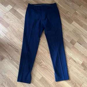 Oscar Jacobson Kostymbyxor - Mycket välhållet skick. Använda ca 3 gånger. Alltid lika bra kvalitet på dessa byxor.  Färg Märkblå. Skickas direkt 👍🏼