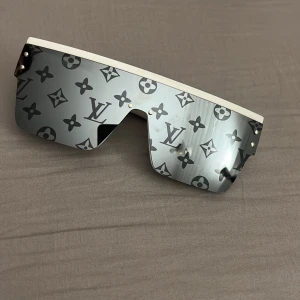 Lv Glasögon  - LV glasögon Vita Oanvända. Box finns.  Kan gå ner en slant vid snabb affär👍🏽