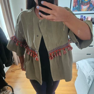 Poncho - Jättfin poncho/jacka från Zara. Storlek S men passar M och Xs lika bra! 250 kr + frakt❤️