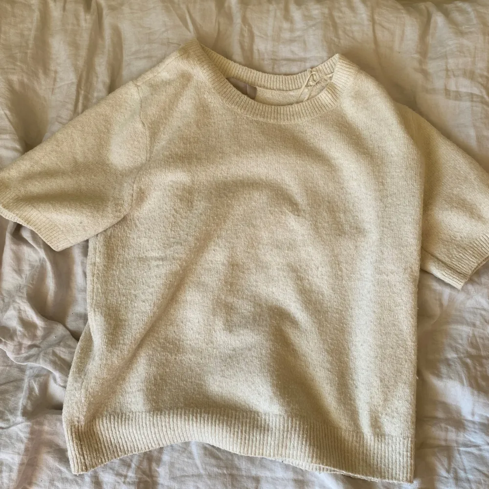 Så fin stickad tröja från H&m som liknar den från soft goat 💗 knappt använd så i bra skick, pris kan diskuteras och kan skicka fler bilder. Storlek M men passar mig bra som oftast använder xs-s. T-shirts.