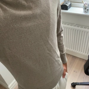 Kashmir tröja - Fin Kashmir tröja från Zara, knappt använd och inga tecken på att den skulle vara det. Pris är diskuterarbart