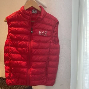 Ea7 väst i nyskick  - Säljer denna ea7 västen i storlek M, ny pris är 1100 och mitt pris är 499