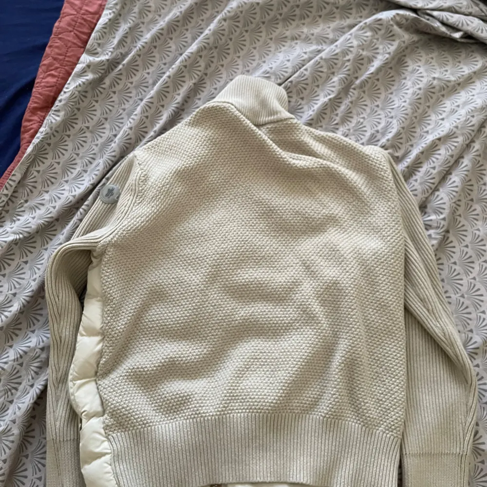 En Cardigan som är jätte unik och fin. Den är Beige och passar till alla outfits, just denna cardigan är väldigt sällsynt och Inpricip ingen har den! Behöver ni fler bilder då är det bara att höra av sig till mig.. Jackor.