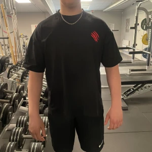 Tränings t-shirt - En perfekt tränings T-shirt för dig som vill sticka ut från mängden! 100% bomull svart Storlekar finns allt från S-2XL VID KÖP AV 2 får du 20% rabatt OBS denna passar perfekt för både killar och tjejer. följ oss på instagram och tiktok @bulkinbear