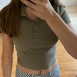 Grön blus med knappar - Väldigt bra skick, ribbat material.