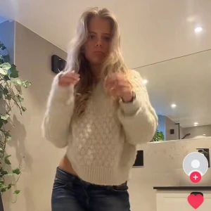 Stickad Vero Moda - Första bilden är lånad!! Supersöt stickad tröja i fint mönster från Vero Moda Mycket bra skick endast använd ett fåtal gånger Passar Xxs-S Skriv privat för fler bilder eller vid frågor❣️ 