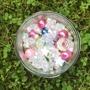 Pärlmix  - Glasburkar innehållande blandade pärlor. Elastisk tråd ingår så man kan göra armband. Jätterolig familje eller kompis aktivitet. Kan även göra burkar med teman Ex: Jul🎅🎄🪩39kr burken /custom 65+