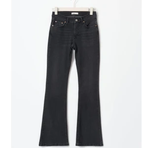 Jeans - Så fina jeans från Gina tricot i deras modell ”low petite bootcut jeans”, som tyvärr är lite för korta för mig. Jeansen är endast använda en gång & i mycket bra skick!🤍