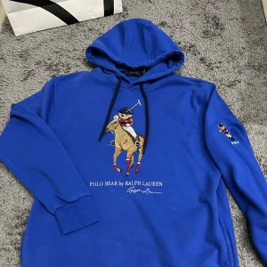 Ralph lauren hoodie - Säljer nu trendig Ralph lauren hoodie som är perfekt inför hösten! Tröjan har aldrig kommit till användning så inprincip ny! Vid fler frågor kontakta oss✔️
