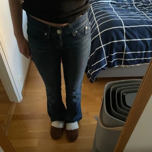 Low waist bootcut jeans  - Säljer dessa jeans från rock and republic som är low waist och bootcut! Säljer pågrund av att de är för små💕 det står inte man jag har vanligtvis xs/s 