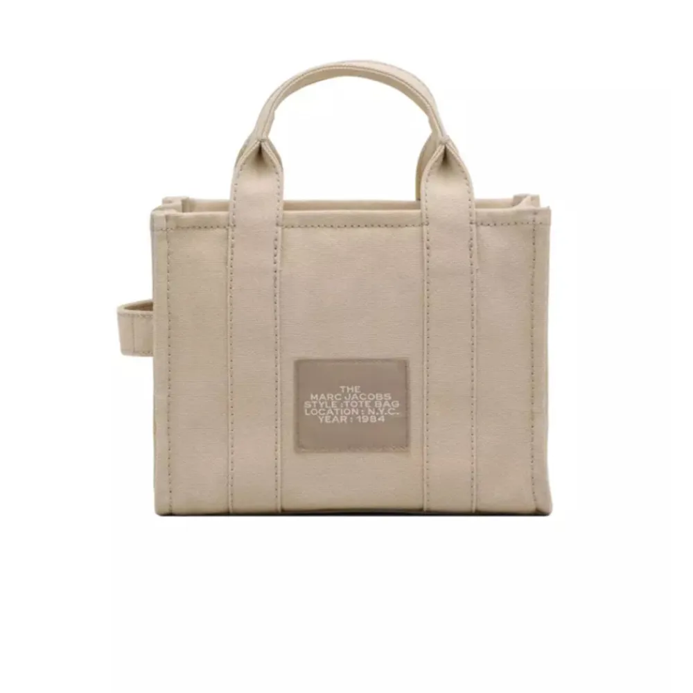 Marc jacobs tote bag i beige i stl Small. Tillkommer en svart axelrem. Knappt använd, köpt för 2,6. Inga skavanker eller fläckar. Säljer pga den ej kommer till så mycket användning. Flexibel i pris vid snabb affär. Väskor.