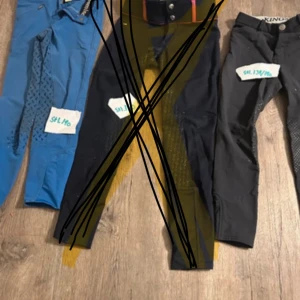 Fina ridbyxor 💗 -     Kingsland ridbyxor: oanvända  fina  svarta ridbyxor i stl 134/140 pris 250kr.  Domino ridbyxor: oanvända fina blåa ridbyxor i stl 140 100kr
