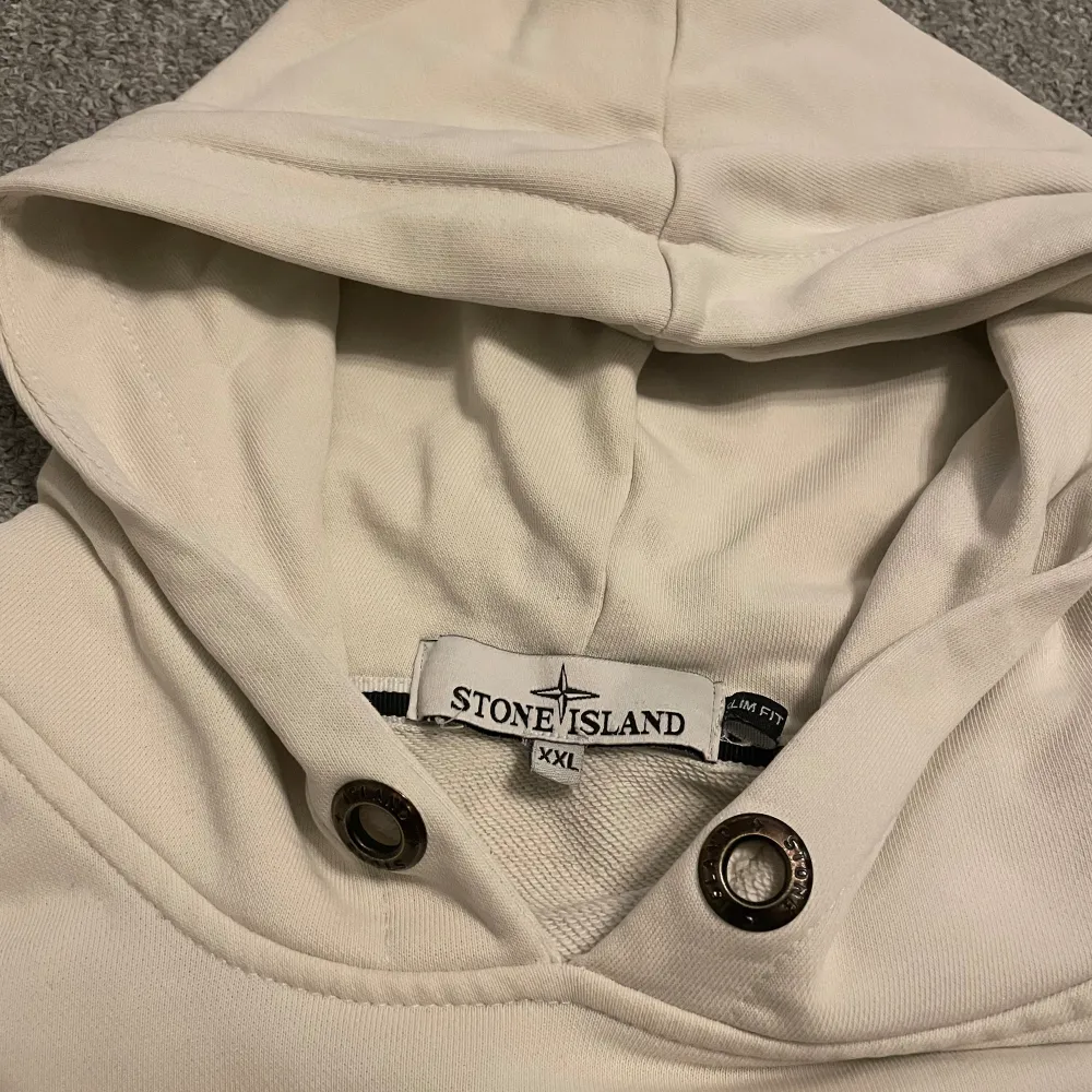 Säljer min stone island hoodie, Bra skick. Strl xxl men den är liten i storleken då den passar honom som vanligtvis har M /S.   Nypris ca 3000kr. Hoodies.