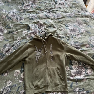 OneOfOne ziphoodie - Säljer min OneOfOne Ziphoodie i storlek M, fint skick utan revor eller märken! 
