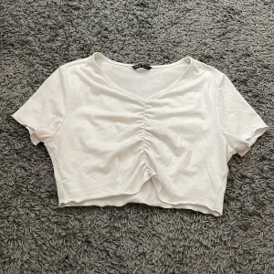 Topp - Topp från shein, sparsamt använd, men den är lite små nopprig på nått ställe🫶🏼
