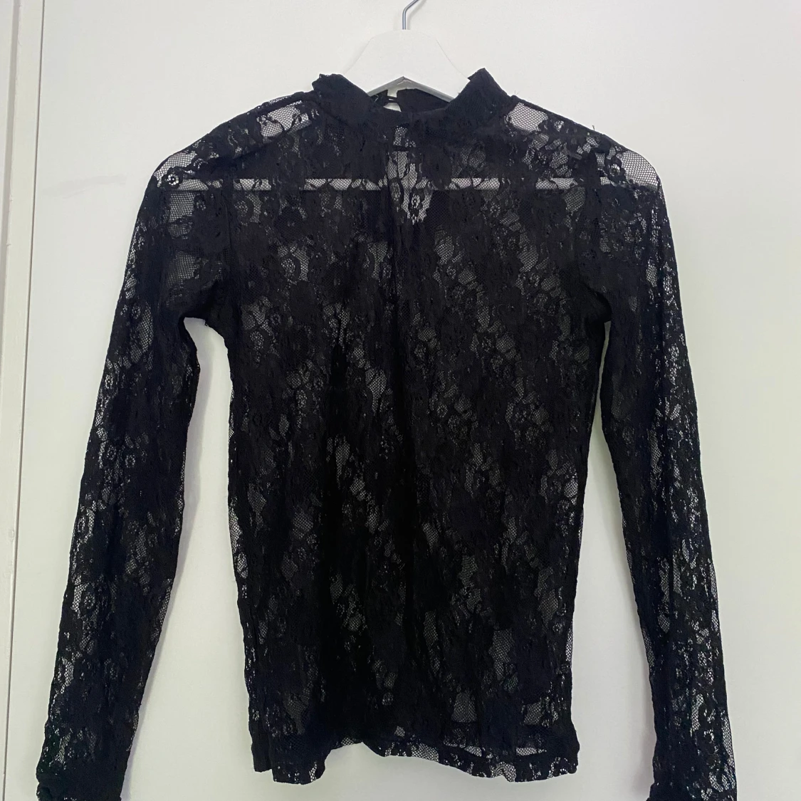 Svart spetsblus med hög krage