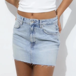Jeans kjol - Liknar den på bilden, skriv privat för mer bilder! Aldrig använt. Ny pris 400kr