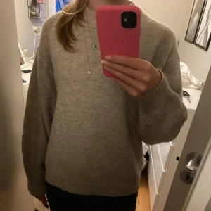 Söt beige/grå stickad tröja - Säljer en av mina favorit tröjor, i väldigt bra skick💕 Skriv gärna vid frågor!🌸