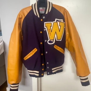 Varsity jacket  - Riktgt fet varsity jacka som har en lite cropad form.  Inte kommit till användning och tar gärna byten 