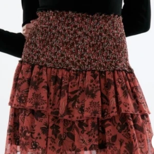 Orange/vinröd Zara volangkjol - Hej! Säljer nu min vinröda/orangea volangkjol från zara! Köpt för typ två år sen så den säljs inte längre. Storlek S men passar även mindre.