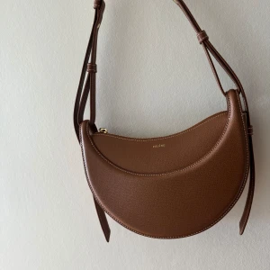 Polone Paris väska  - Jätte fin väska ifrån Polone Paris 🫶🏽 Använt fåtal gånger , nyskick 🫶🏽🤍