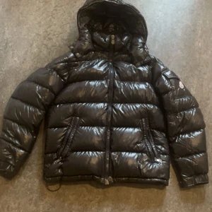 moncler maya - äkta moncler maya knappt använd pga inte min stil möts stockholm c