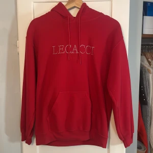 Lecaccihoodie som ej säljs längre - Lecaccihoodie som ej går att köpa ny längre, fint skick Strl. S Nypris 800kr Mitt pris: 400kr inkl. Frakt