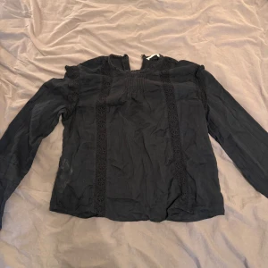 Svart blus - Superfin svart blus som tyvärr inte passar mig😓 aldrig använd