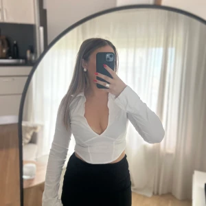 Topp - Topp från H&M  Den är i mycket bra skick 🌸