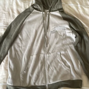 Tröja med dragkedja och citat på - Den är helt oanvänd köpt för några månader från shein men lite för liten för mig nu, pris kan förhandlas 