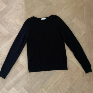 Svart stickad tröja - Svart stickad tröja 