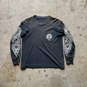 Chrome Hearts longsleeve - Vintage Chrome Hearts longsleeve från 90-talet. Den har skitfet fading. Tyvärr har den lite små slitningar pågrund av åldern men inget som syns vid användning. Tagen har blivit avklippt av tidigare ägare men har kvitto från ettresex där jag köpt den.