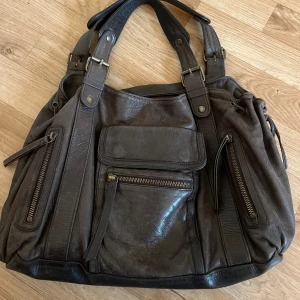 Brun väska  - Köpt secondhand men aldrig använd, först till kvarn🤗