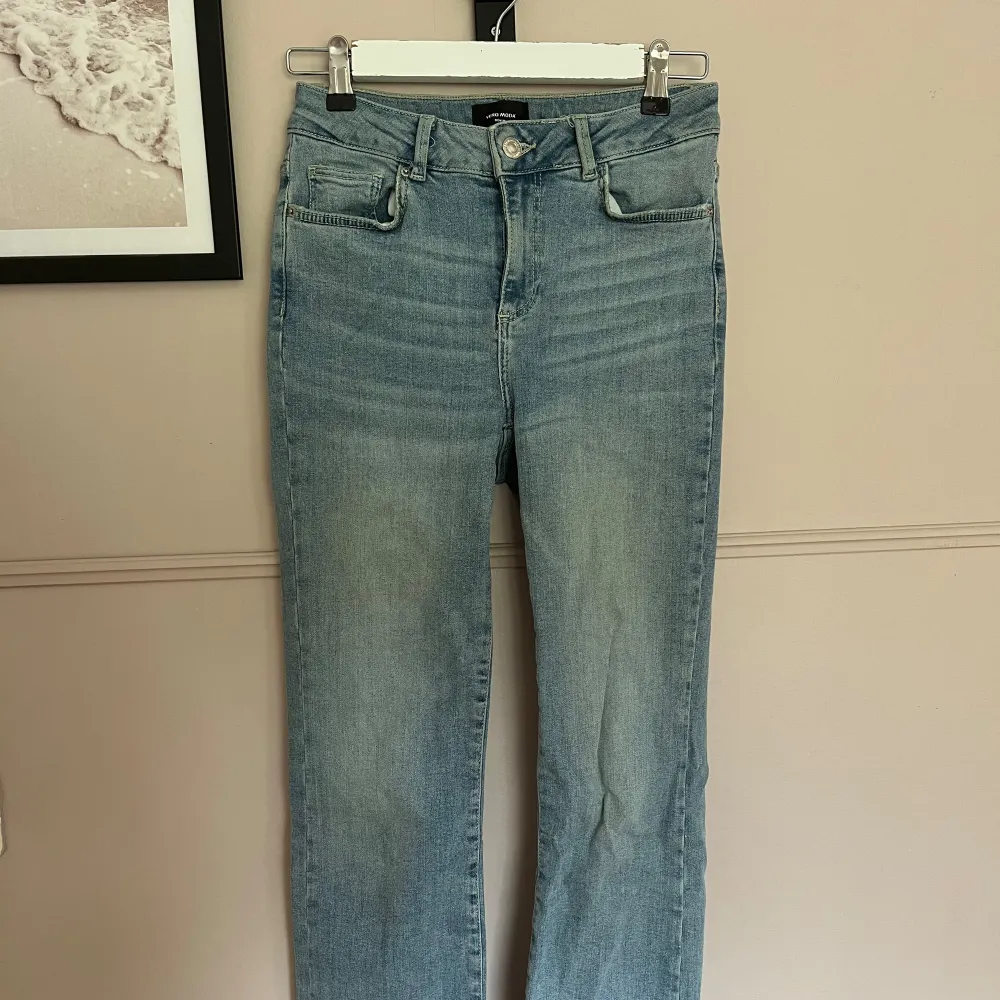 Ljusblå jeans från Vero Moda. Storlek 32, bra skick. De är lite korta på mig som är 160cm. . Jeans & Byxor.