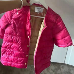 Rosa T-shirt jacka Coster Copenhagen  - Säljer nu min super fina rosa t-shirt jacka från Coster Copenhagen. Använd fåtalet gånger, perfekt nu till hösten med en snygg stickad tröja under men även i vår / sommar ! ☺️💞Köpt för 1000kr !