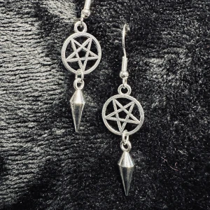 Coola örhängen med pentagram och spetsar Nya Ockult Satanic Unika Metal Rock Punk Biker Bundlerabatt  - Säljer ett par riktigt silverfärgade örhängen med pentagram och spetsiga koner.  Längd ca 5 cm, bredd 1,2 cm.   Hypoallergena krokar.   Gummistoppar medföljer.  Nytillverkat och egendesignat av mig @bybasen.  Ett unikt och uppseendeväckande smycke.