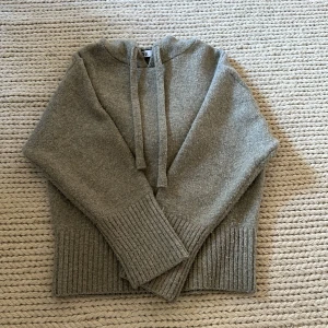 Grå stickad hoodie - Säljer en supersnygg grå stickad hoodie ifrån zara 💕 Den säljs då den inte kommer till användning, i storlek s! Supermysig och skönt material 🫶🏽