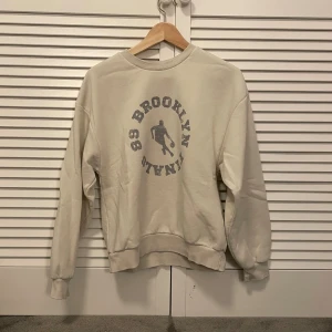 Sweatshirt  - Lite andvänd  Köparen står för frakten 