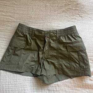 Säljer ett par olivgröna shorts från Gina Tricot i storlek XS men funkar oxå som s/m! säljer shortsen pga att de inte kommer till användning. använt de Max tre gånger så har inga defekter!💕💕 