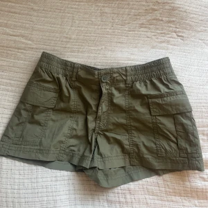 Olivgröna shorts från Gina Tricot - Säljer ett par olivgröna shorts från Gina Tricot i storlek XS men funkar oxå som s/m! säljer shortsen pga att de inte kommer till användning. använt de Max tre gånger så har inga defekter!💕💕 