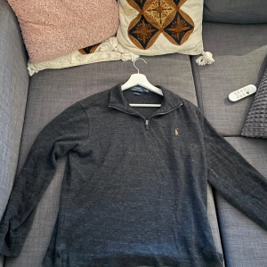 Ralph lauren halfzip  - Ralph lauren halfzip i storlek S, men passar bra på mig som är 175 cm. Nypris 1800. Mittpris 600