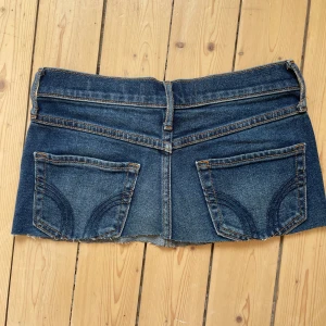 Hollister jeans kjol - Jätte snygg Hollister kjol som är klippt ifrån shorts i fint skick (förrutom två små hål i fickorna) midjemått 33cm och längd 23cm💕💕