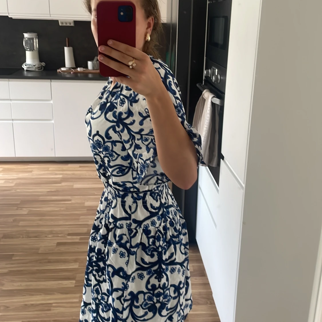 Vit och blå kortklänning med blommigt mönster - 92