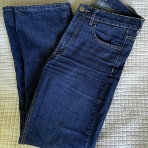 Straight midwaist jeans - Raka jeans med medelhög midja i en väldigt mörkblå tvätt från Zara. Super fina till hösten. Tyvärr sitter de inte så bra på mig och använd därför inte :( mycket bra skick😊